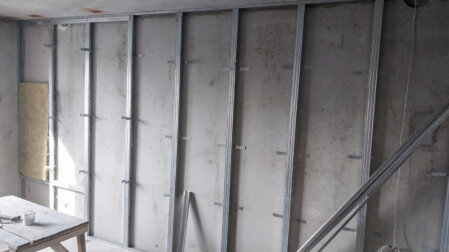 Estructura metálica con aislante para muro de tablarroca