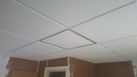 Plafón reticulado modular en oficina